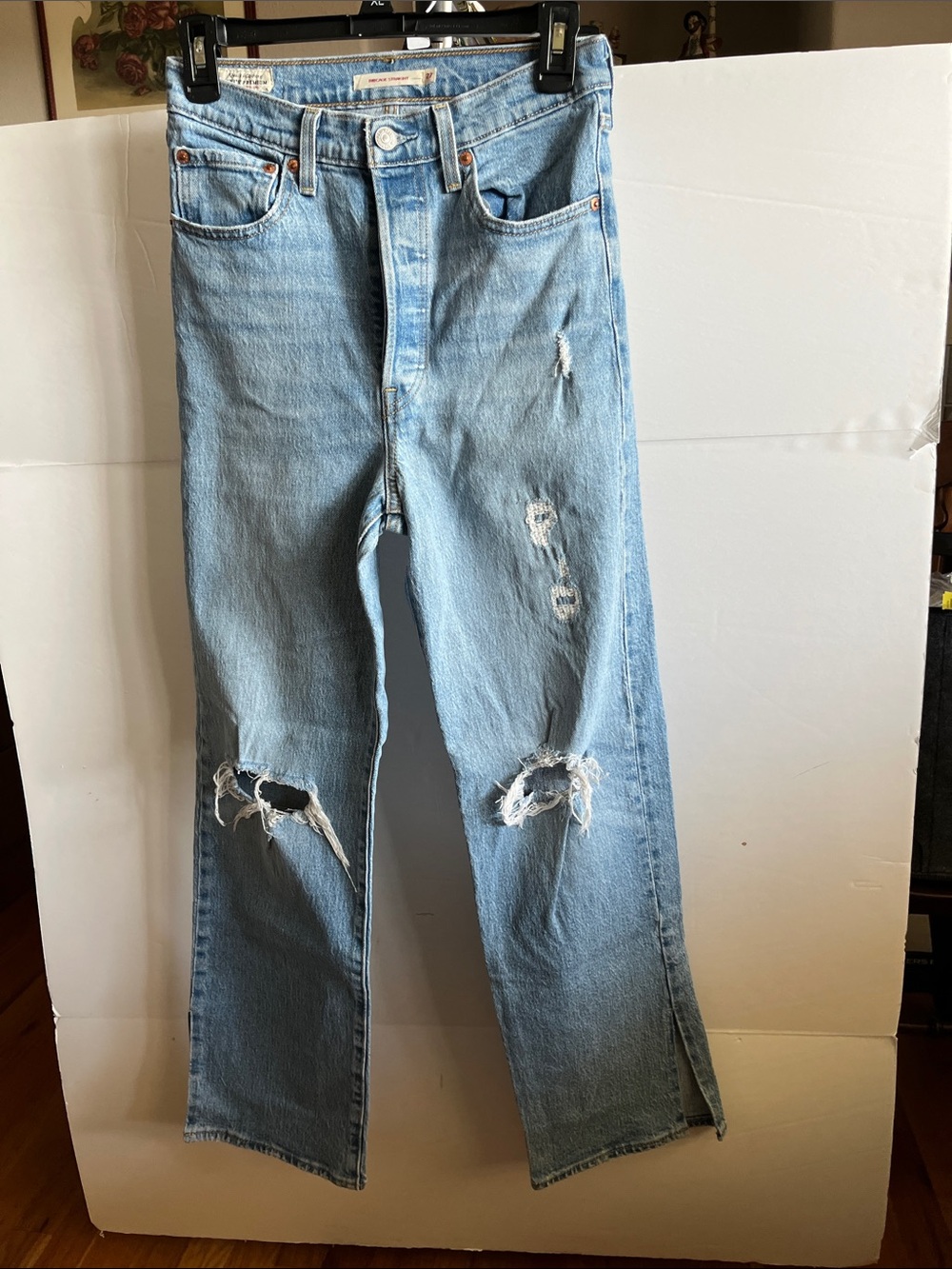 Levi’s ribcage straight 27, light wash, ripped knees, destructed finish